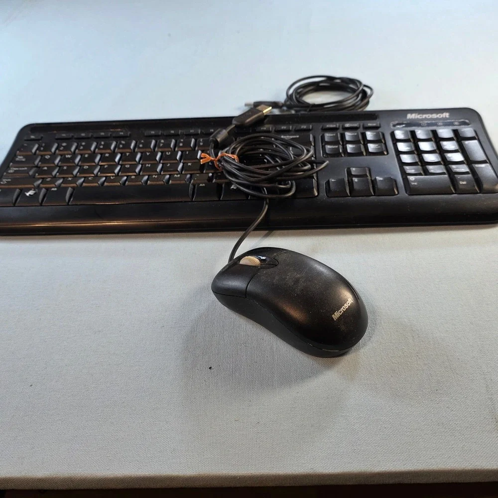 Microsoft Wired Keyboard 400 v1.0 Model 1366 and Optical Mouse Black USB Set